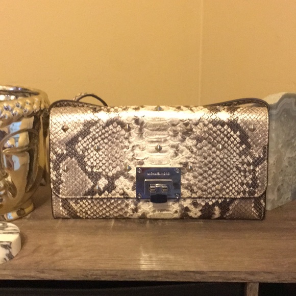 MICHAEL KORS CLUTCH EMBOSSED LEATHER "Tina" NWT - Picture 3 of 8